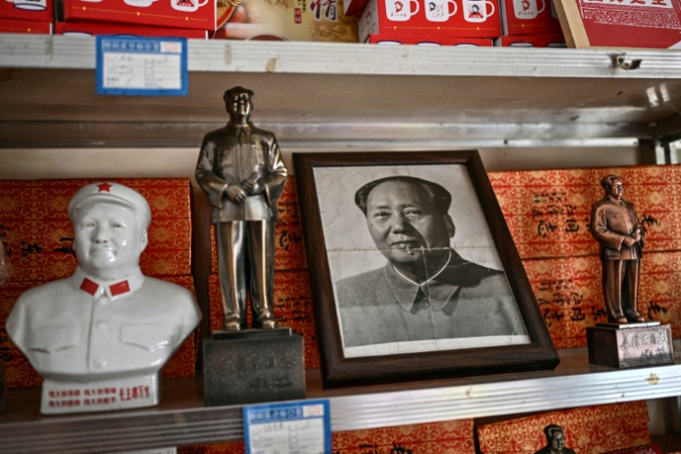 Des objets à l'effigie de Mao Zedong en vente dans une boutique de souvenirs à Dazhai, dans la province du Shanxi, le 19 août 2026 dans le nord de la Chine ( AFP / Pedro PARDO )