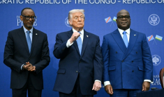 Le président américain Donald Trump entouré par les chefs d'Etat rwandais Paul Kagame (G) et congolais Etienne Tshisekedi (D) lors de la cérémonie de signature d'un accord de paix, à Washington le 4 décembre 2025 ( AFP / ANDREW CABALLERO-REYNOLDS )