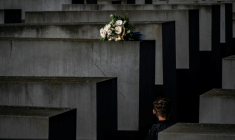 Une personne passe près d'un bouquet déposé sur une stèle du Mémorial de l'Holocauste à Berlin, le 30 septembre 2024 ( AFP / John MACDOUGALL )