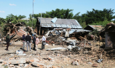 Des habitations démolies après une frappe aérienne sur le canton de Tabayin, dans l'État de Sagaing, en Birmanie, le 6 décembre 2025 ( AFP / - )