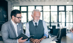 Choisir sa structure et son statut, effectuer les démarches administratives... Le portage salariale peut-être une solution. (© Freepik)