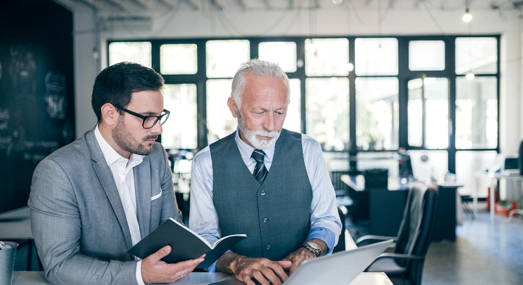 Choisir sa structure et son statut, effectuer les démarches administratives... Le portage salariale peut-être une solution. (© Freepik)