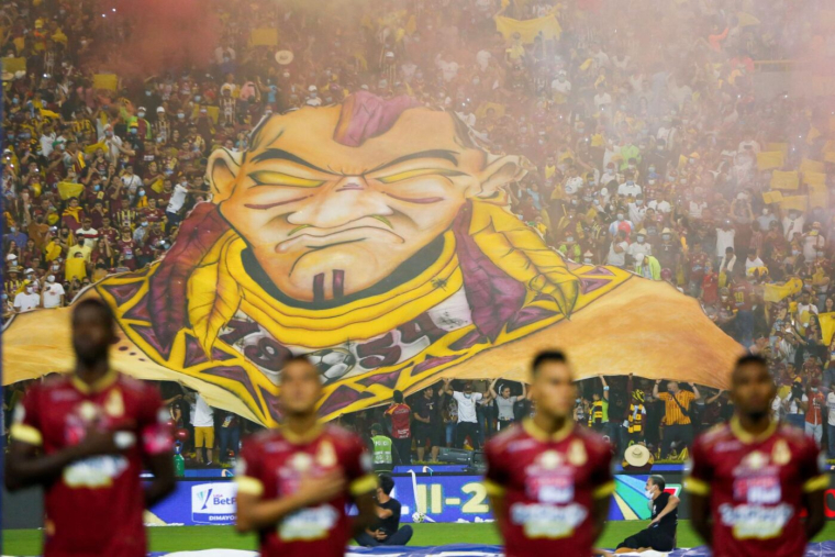En Colombie, ces fans en viennent aux mains avec les joueurs adverses