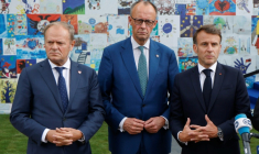 Le Premier ministre polonais Donald Tusk, le chancelier allemand Friedrich Merz et le président français Emmanuel Macron à Tirana le 16 mai 2025  ( AFP / Ludovic MARIN )