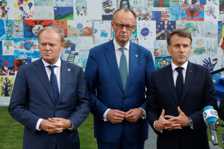 Le Premier ministre polonais Donald Tusk, le chancelier allemand Friedrich Merz et le président français Emmanuel Macron à Tirana le 16 mai 2025 ( AFP / Ludovic MARIN )