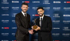 Bruno Fernandes offre un trophée à Manchester United