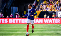 Kylian Mbappé part en contre-attaque contre le RN