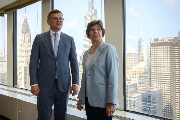 Dmytro Kuleba et Catherine Colonna à New York, aux États-Unis, le 17 juillet 2023. ( AFP / ED JONES )