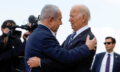 Le président américain Joe Biden est accueilli par le Premier ministre israélien Benjamin Netanyahu à tel Aviv, en Israël