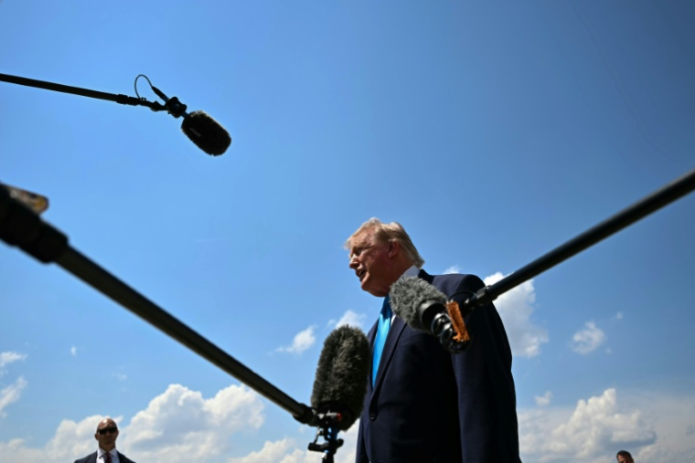 Le président américain Donald Trump parle aux journalistes, le 20 mai 2026 à Joint Base Andrews, près de Wahsington ( AFP / Kent NISHIMURA )