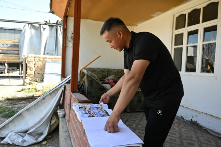 L'enseignant Nur Akmatov, ancien migrant en Russie, supervise le projet de construction d'une bibliothèque, d'une salle de conférence et d'une salle de sport pour les femmes, financées par les contributions des travailleurs migrants kirghizes à l'étranger, dans le village de Kyzyl-Jol, le 21 mai 2025 au Kirghizstan ( AFP / Guliza Urustambek kyzy )