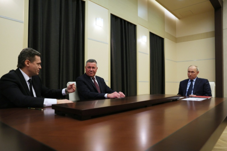 Cette photo diffusée par l'agence russe Sputnik montre le président russe Vladimir Poutine (à droite), l'ex-gouverneur de la région de Vologda, Oleg Kouvchinnikov (centre) et le gouverneur par intérim Guéorgui Filimonov (à gauche) près de Moscou, le 31 octobre 2023 ( POOL / Gavriil GRIGOROV )