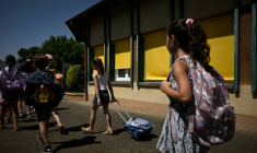 Des élèves quittent à la mi-journée l'école de l'Isle-Verte le 28 mai 2026 à Soustons, dans les Landes, fermée pour l'après-midi pour les préserver d'une chaleur extrême  ( AFP / Philippe LOPEZ )