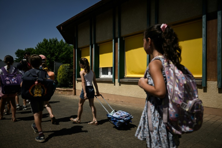 Des élèves quittent à la mi-journée l'école de l'Isle-Verte le 28 mai 2026 à Soustons, dans les Landes, fermée pour l'après-midi pour les préserver d'une chaleur extrême  ( AFP / Philippe LOPEZ )