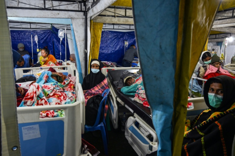 Des patients sont traités dans une tente médicale à l'hôpital de Ruteng en Indonésie, le 15 août 2026, à la suite d'un tremblement de terre de magnitude 7,7 ( AFP / JUNI KRISWANTO )
