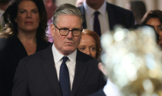 Le Premier ministre britannique Keir Starmer (c) retourne à la Chambre des communes après avoir écouté le discours du roi lors de l'ouverture solennelle du Parlement au palais de Westminster, le 13 mai 2026 à Londres ( POOL / Toby Melville )