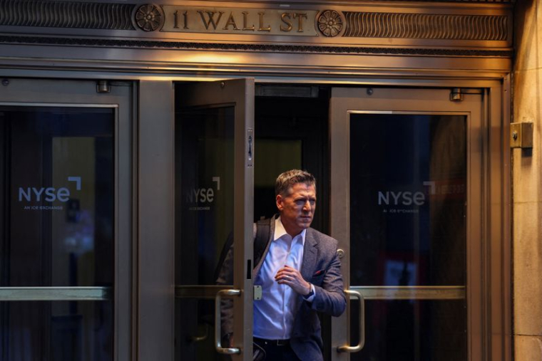Un homme sort de la Bourse de New York (NYSE) sur Wall Street après la sonnerie de clôture à New York.