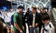 Oscar Jegou et Hugo Auradou, joueurs de rugby français accusés d'agression sexuelle, sont vus à l'aéroport international d'Ezeiza après qu'un tribunal argentin leur a permis de quitter le pays, à Buenos Aires