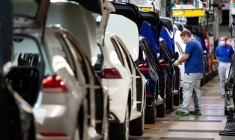 Un ouvrier sur la chaîne de montage de Volkswagen à Wolfsburg, en Allemagne