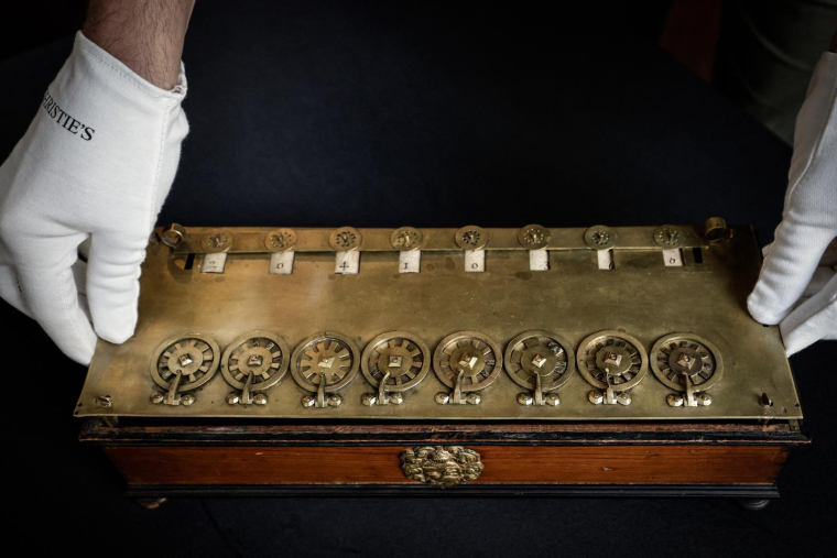 La Pascaline, première machine à calculer mécanique inventée par Blaise Pascal, à Paris le 11 septembre 2025. ( AFP / STEPHANE DE SAKUTIN )