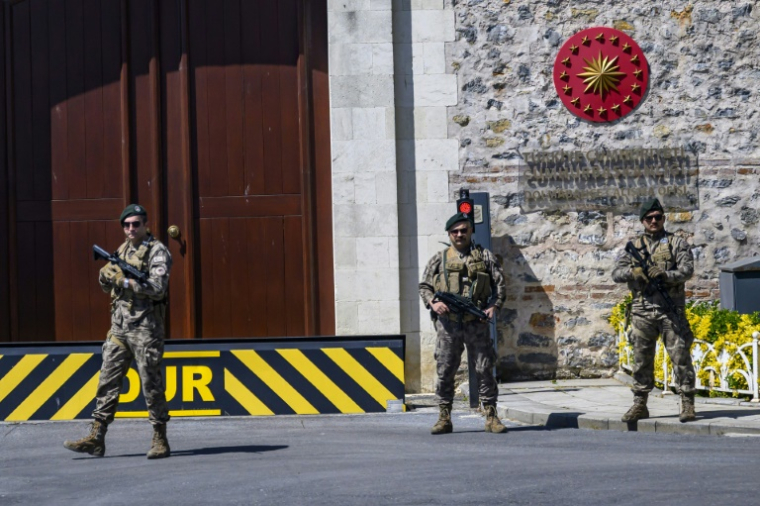 Des agents de sécurité turcs à l'entrée du palais de Dolmabahçe à Istanbul, le 15 mai 2025, où des pourparlers directs entre les délégations russe et ukrainienne doivent avoir lieu ( AFP / Yasin AKGUL )