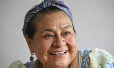 La lauréate guatémaltèque du prix Nobel de la paix, Rigoberta Menchú lors d'un entretien avec l'AFP dans les locaux de sa fondation à Guatemala City, le 11 juin 2026 ( AFP / Johan ORDÓÑEZ )