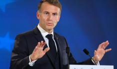 Le président Emmanuel Macron lors d'une conférence de presse à l’issue d’un sommet de l’Union européenne à Bruxelles, le 16 octobre 2026 ( AFP / Ludovic MARIN )