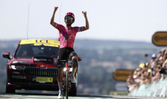 Ben Healy d'EasyPost fête sa victoire dans la 6e étape du Tour de France