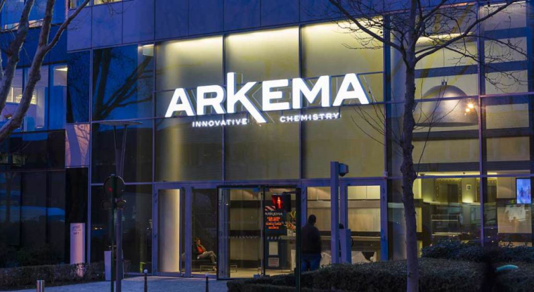 Le titre gagne 14% depuis le début de l'année mais perd 22% sur un an. (© Arkema)