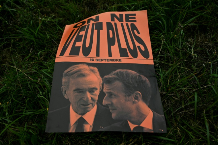 Une pancarte durant le mouvement "Bloquond tout le 10 septembre 2025, rejetant le président Macron et le patron de LVMH Bernard Arnault ( AFP / Philippe LOPEZ )