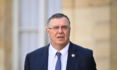 Le PDG de TotalEnergies Patrick Pouyanné quitte Matignon à l'issue d'une réunion des distributeurs de carburant autour du Premier ministre Sébastien Lecornu, le 12 octobre 2026 ( AFP / JULIEN DE ROSA )