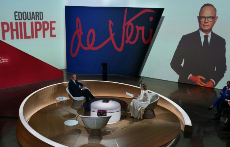 Edouard Philippe, candidat Horizons à la présidentielle, sur le plateau de l'émission politique "L'Heure de vérité" de France 2, le 8 octobre 2026 à Paris ( AFP / Dimitar DILKOFF )