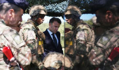 Le président Emmanuel Macron (c) rencontrent des soldats lors d'une visite à l'exercice militaire Orion 2026 à Suippes, le 30 avril 2026 dans la Marne ( POOL / Aurelien Morissard )