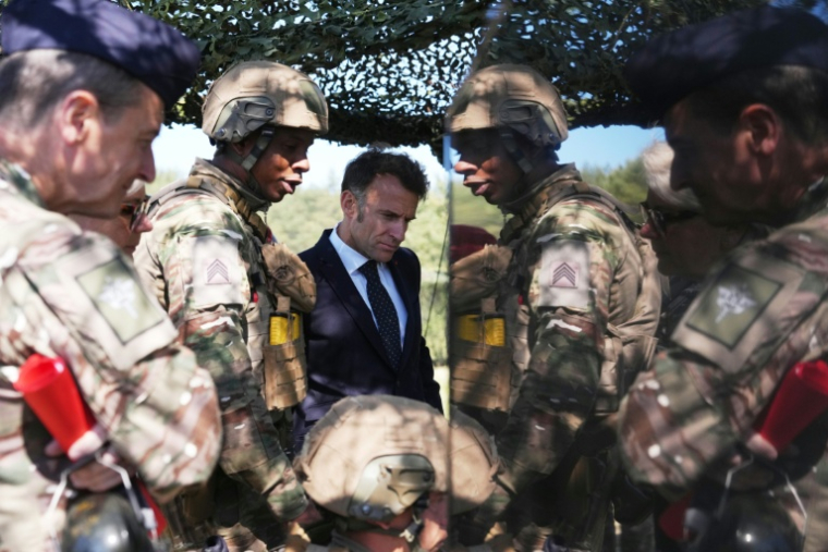 Le président Emmanuel Macron (c) rencontrent des soldats lors d'une visite à l'exercice militaire Orion 2026 à Suippes, le 30 avril 2026 dans la Marne ( POOL / Aurelien Morissard )