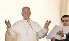 Le pape Léon XIV bénit la foule à l'issue de l'audience générale hebdomadaire place Saint-Pierre, au Vatican, le 24 juin 2026 ( AFP / Filippo MONTEFORTE )