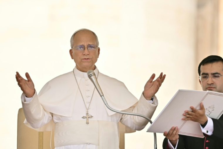 Le pape Léon XIV bénit la foule à l'issue de l'audience générale hebdomadaire place Saint-Pierre, au Vatican, le 24 juin 2026 ( AFP / Filippo MONTEFORTE )