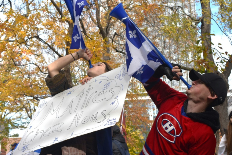 Gabriel Paradis-Fortin et Zachary Cyr, 20 ans, participent à un rassemblement pour l'indépendance du Québec, le 25 octobre 2025 à Montréal au Canada ( AFP / Genevieve Normand )