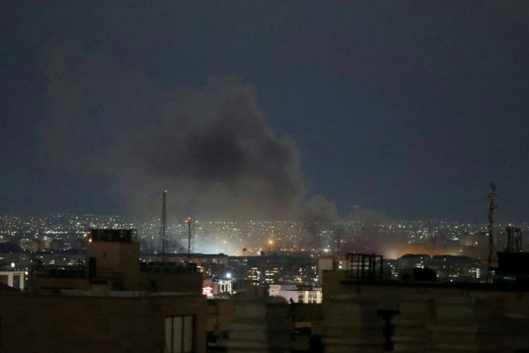 Un nuage de fumée s'élève dans le ciel de Téhéran, le 28 mars 2026 ( AFP / ATTA KENARE )