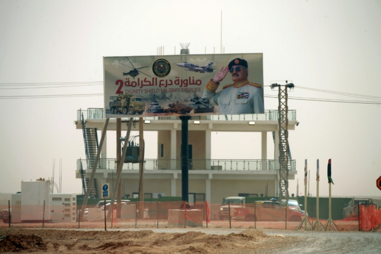 Un portrait du maréchal maréchal Khalifa Haftar affiché sur le site de manoeuvres militaires, le 16 mai 2026 dans le sud-est de la Libye ( AFP / Abdullah DOMA )