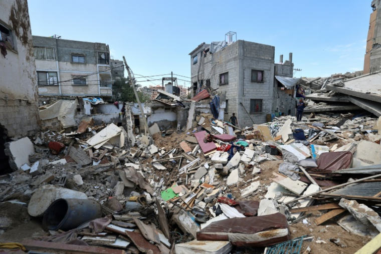 Des Palestiniens inspectent les dégâts causés par les frappes israéliennes à Nousseirat dans le centre de la bande de Gaza, le 4 mai 2025 ( AFP / Eyad BABA )