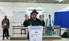Le président ivoirien Alassane Ouattara après avoir voté à Abidjan lors des élections législatives, le 27 décembre 2025  ( AFP / SIA KAMBOU )