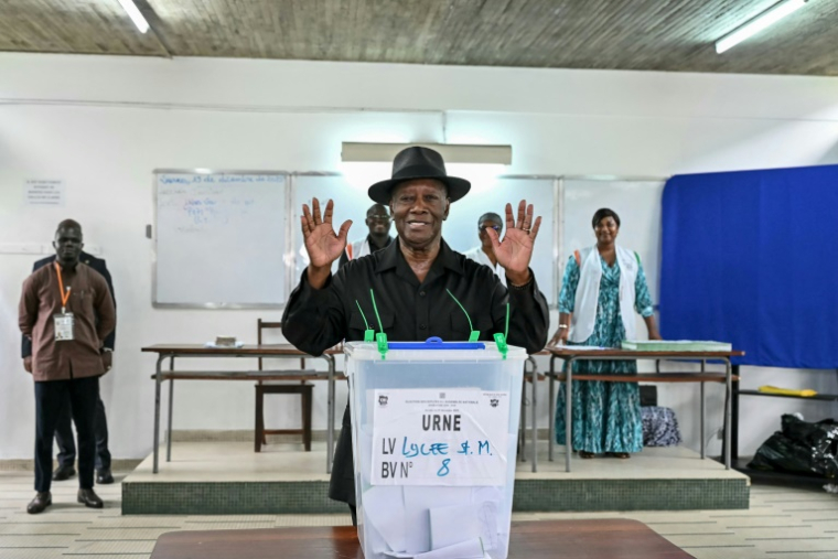 Le président ivoirien Alassane Ouattara après avoir voté à Abidjan lors des élections législatives, le 27 décembre 2025  ( AFP / SIA KAMBOU )