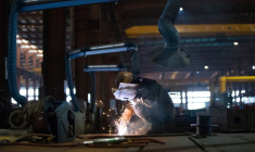 Un employé travaille l'acier dans une usine de Hefei