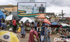 Vue d'ensemble d'un panneau d'affichage montrant les portraits du pape Léon XIV (g) et du président camerounais Paul Biya (d), à Yaoundé, le 13 avril 2026, à la veille de la visite du pape au Cameroun ( AFP / Daniel Beloumou Olomo )