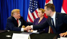 Donald Trump avec Jens-Frederik Nielsen et Mette Frederiksen lors de la signature d'un accord à l'ONU  à New York, le 22 septembre 2026 ( Ritzau Scanpix / Mads Claus Rasmussen )