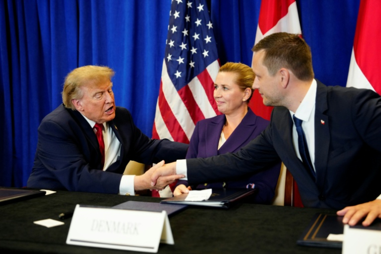 Donald Trump avec Jens-Frederik Nielsen et Mette Frederiksen lors de la signature d'un accord à l'ONU  à New York, le 22 septembre 2026 ( Ritzau Scanpix / Mads Claus Rasmussen )