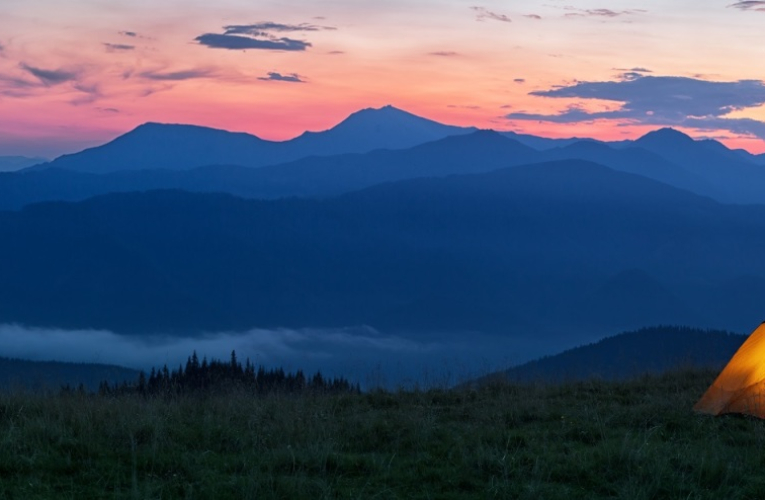 Camping : l’équipement à prévoir pour votre aventure (Crédits photo : Shutterstock)