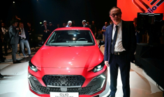 Le DG de Renault François Provost au Salon automobile de Munich le 8 septembre 2025, posant à côté de la nouvelle Clio "full hybrid e-tech" ( AFP / Tobias SCHWARZ )