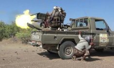 Image tirée d'une vidéo diffusée le 6 octobre 2026 par les "Brigades des Géants du Sud" (pro-gouvernement yéménite) montrant un combattant tirant depuis une tourelle à l'arrière d'un pick-up lors d'affrontements avec les Houthis dans la province de Taëz, au Yémen ( Yemen Giants Brigades Media Centre / - )