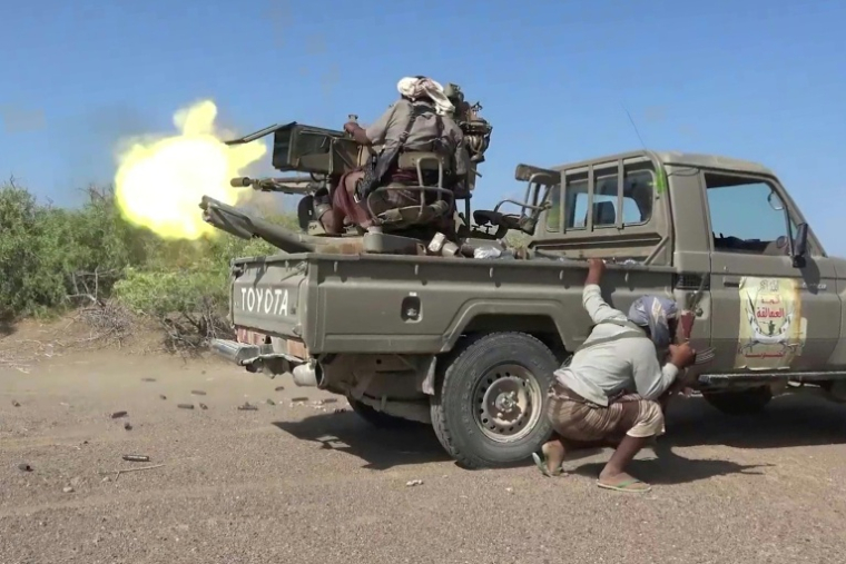 Image tirée d'une vidéo diffusée le 6 octobre 2026 par les "Brigades des Géants du Sud" (pro-gouvernement yéménite) montrant un combattant tirant depuis une tourelle à l'arrière d'un pick-up lors d'affrontements avec les Houthis dans la province de Taëz, au Yémen ( Yemen Giants Brigades Media Centre / - )